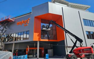 Equipo de limpieza profesionl realizando limpieza de cristales en altura en el nuevo centro deportivo de ENJOY SILOS en Zaragoza