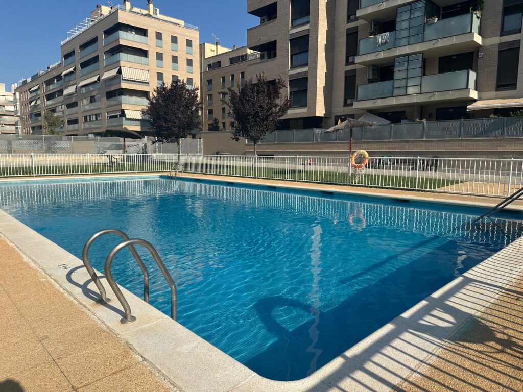 Piscina comunitaria mantenida por Serfey en Huesca