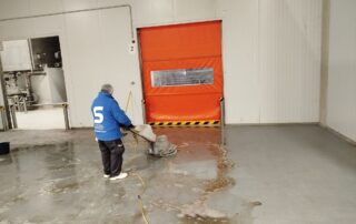 limpieza de suelo industrial realizada por serfey en fábrica de monzón