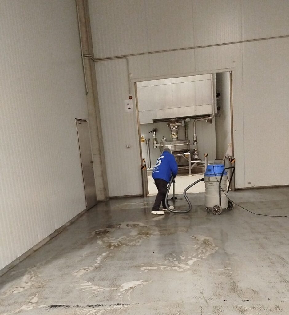 operario de serfey realizando limpieza de suelo industrial en fabrica de monzón huesca 